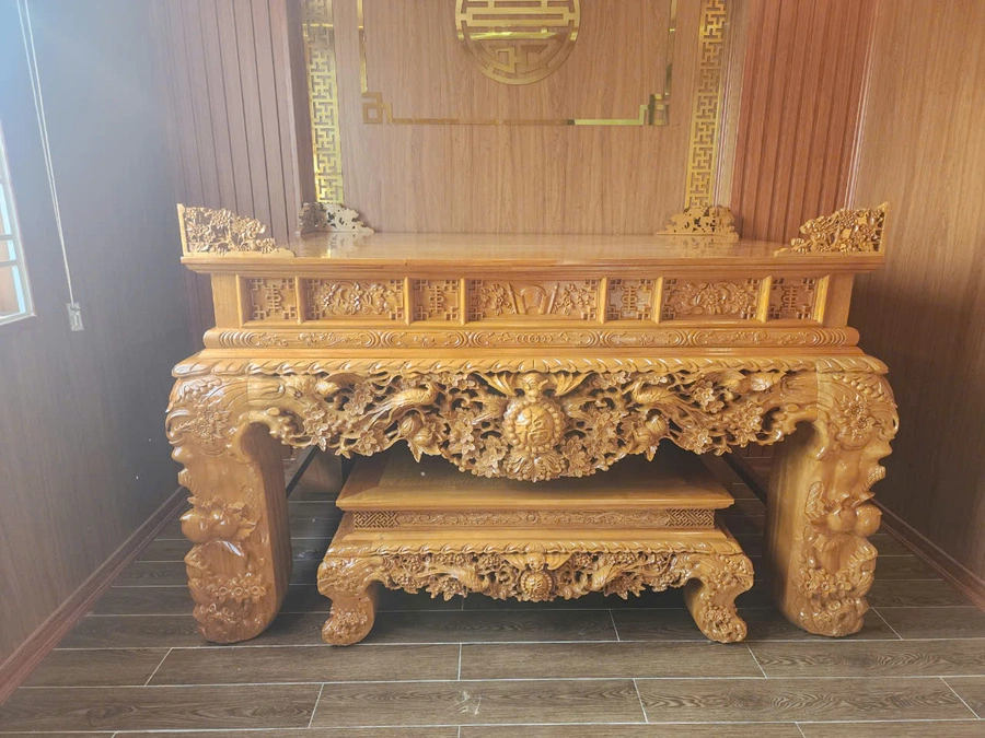 Bàn thờ đục kênh bong gỗ dổi