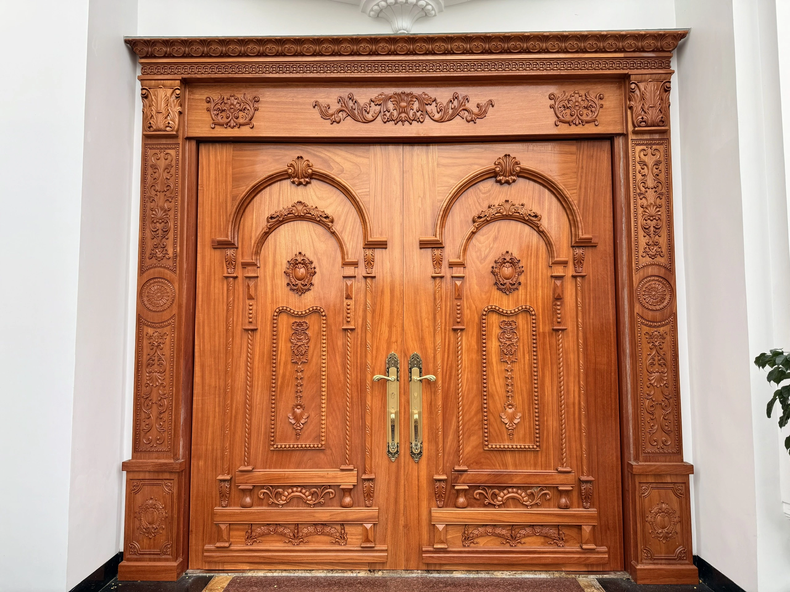 Cửa Nguyên Khối Gỗ Tự Nhiên – Vẻ Đẹp Vượt Thời Gian Cho Ngôi Nhà Việt