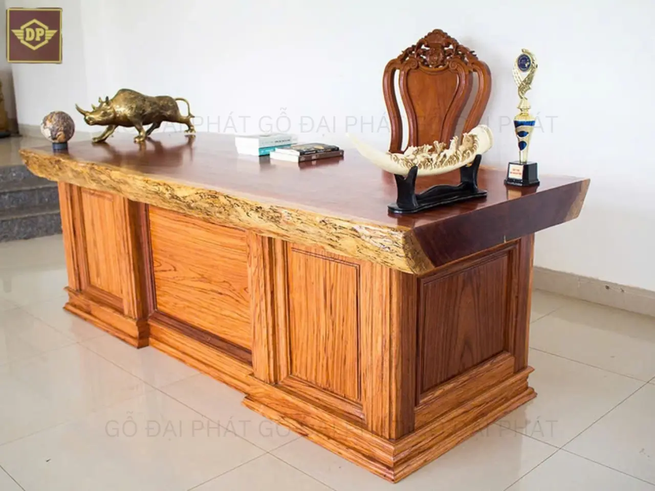 Bàn làm việc gỗ tự nhiên đẹp mắt, hiện đại và sang trọng