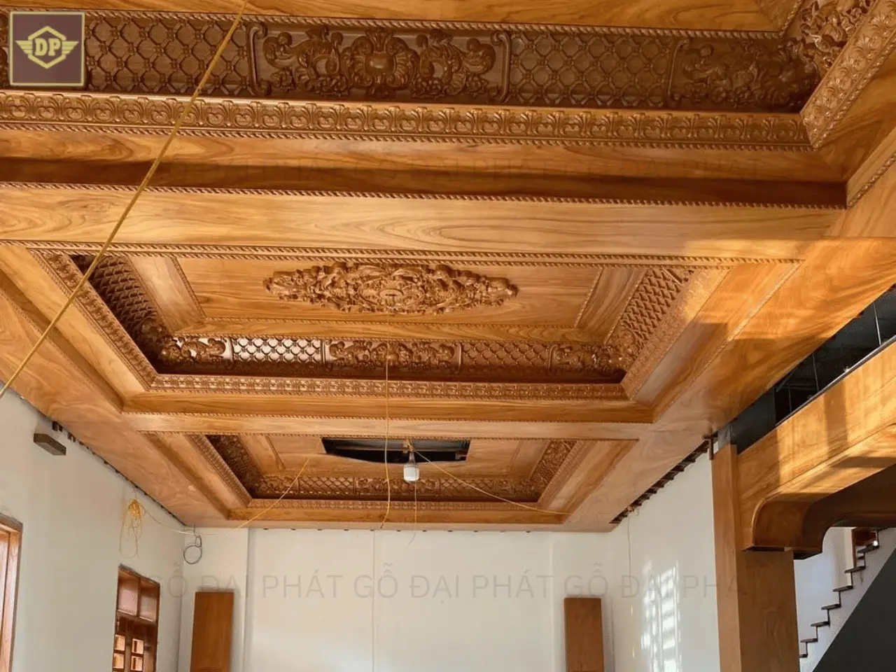 Mẫu trần nhà gỗ phòng khách sang trọng, đẹp nhất 2025